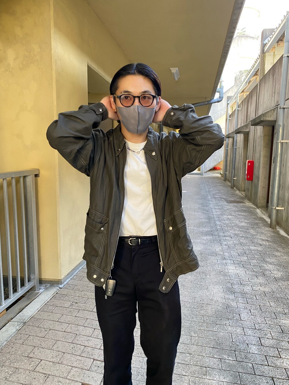 グレー系のジャケット/アウター、ブラック系のその他パンツ、ブラック系のスニーカーを着用したメンズの夏コーディネートの2枚目の写真