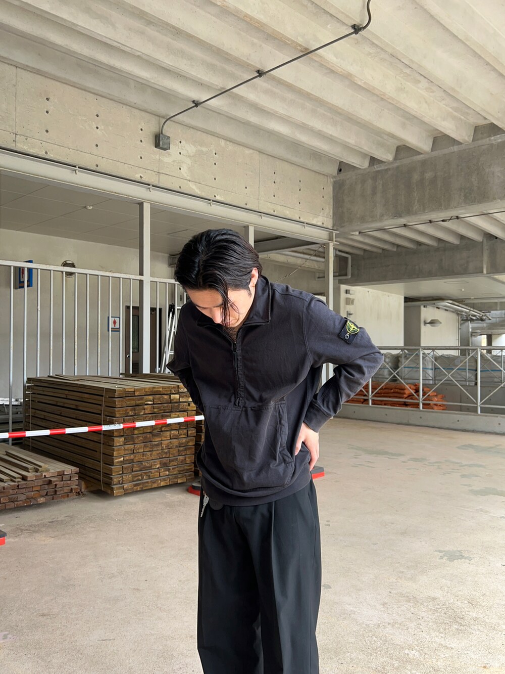 ブラック系のその他パンツを着用したメンズの秋コーディネートの2枚目の写真