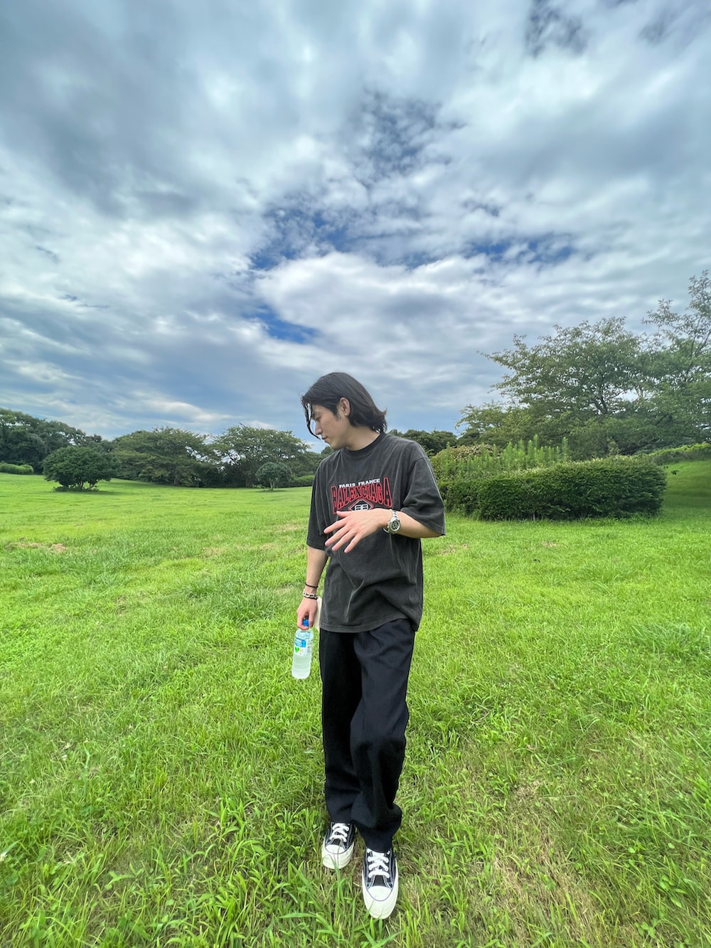 ブラック系のTシャツ/カットソー、ブラック系のその他パンツ、ブラック系のスニーカーを着用したメンズの秋コーディネートの3枚目の写真