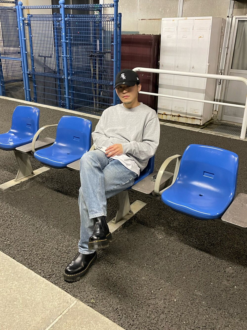 ブラック系のブーツを着用したメンズの秋コーディネートの2枚目の写真