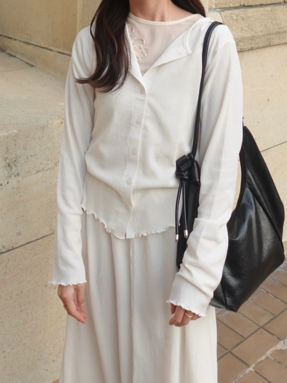 ホワイト系のカーディガン/ボレロ、ホワイト系のTシャツ/カットソー、ホワイト系のスカートを着用したレディースの春コーディネートの3枚目の写真