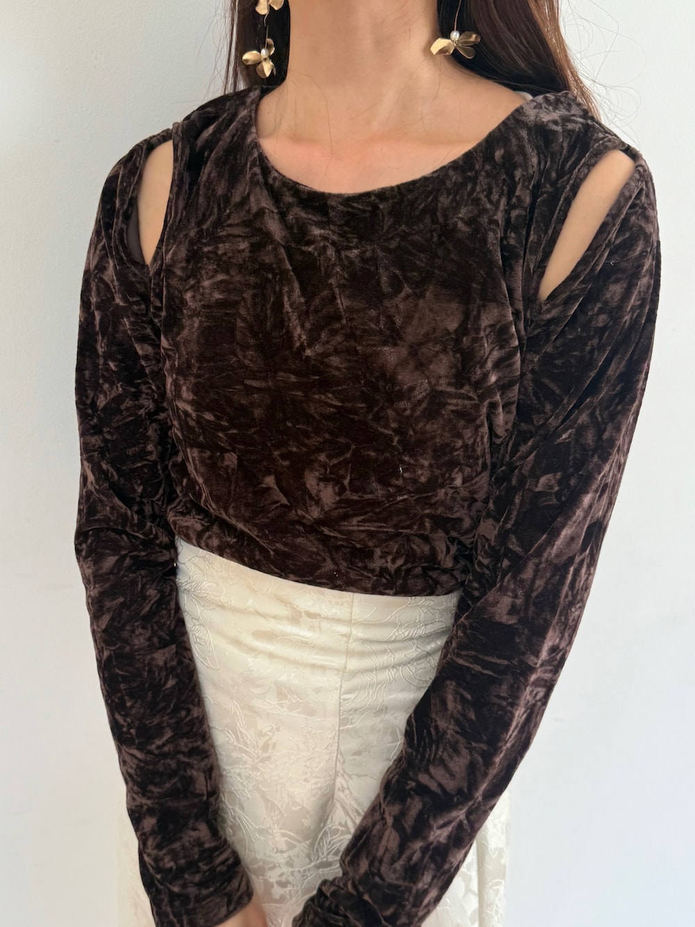 ブラウン系のTシャツ/カットソー、ホワイト系のスカート、ブラック系のハンドバッグを着用したレディースの秋コーディネートの3枚目の写真