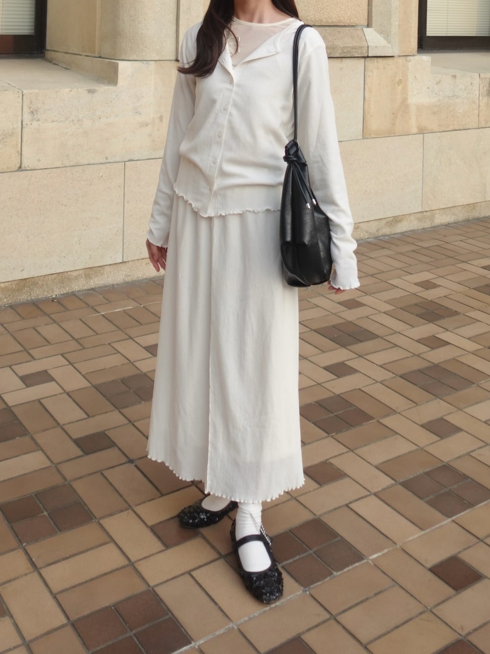 ホワイト系のカーディガン/ボレロ、ホワイト系のTシャツ/カットソー、ホワイト系のスカートを着用したレディースの春コーディネートの5枚目の写真