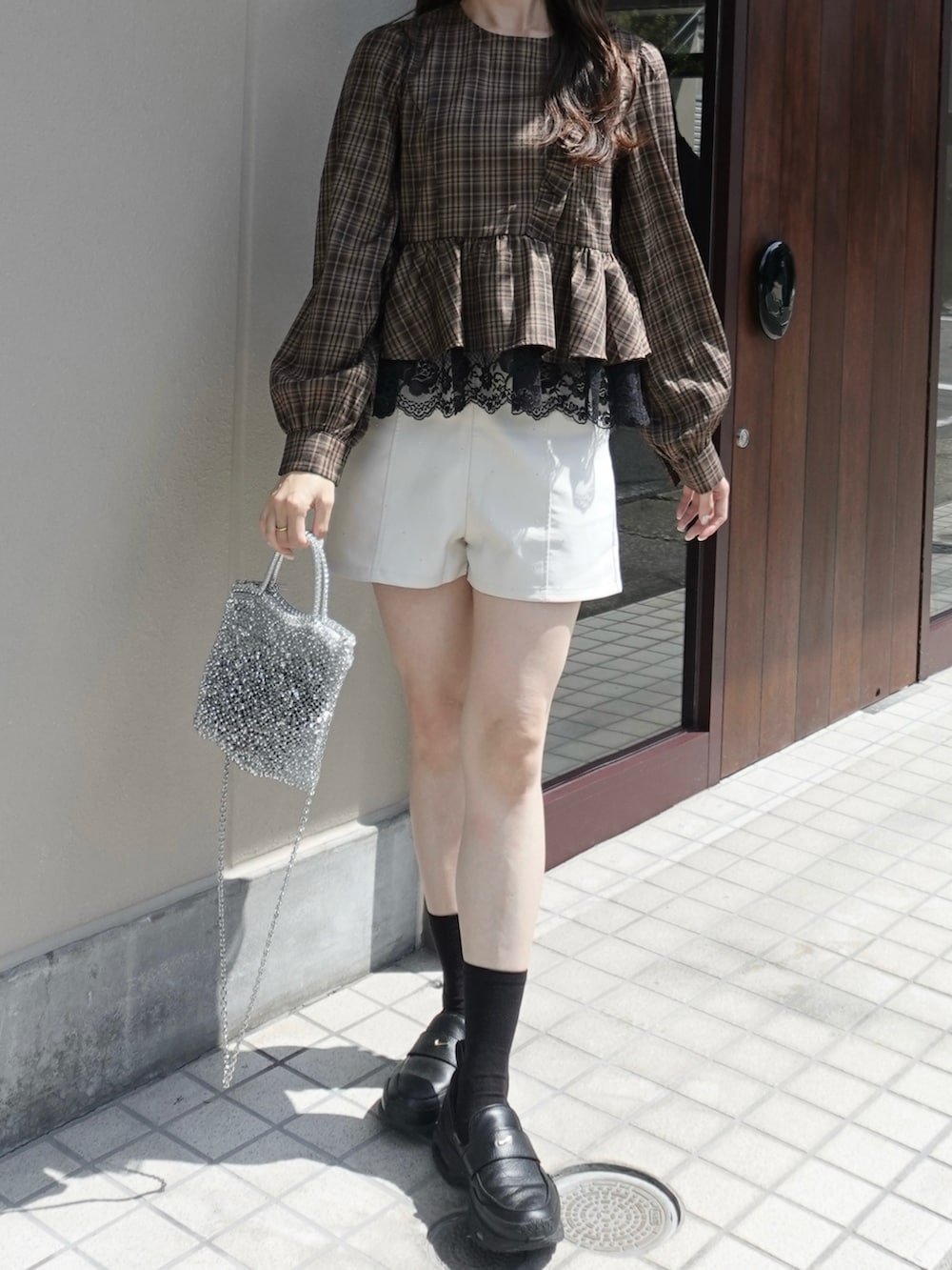 ブラウン系のシャツ/ブラウス、ホワイト系のその他パンツ、シルバー系のバッグを着用したレディースの秋コーディネートの2枚目の写真