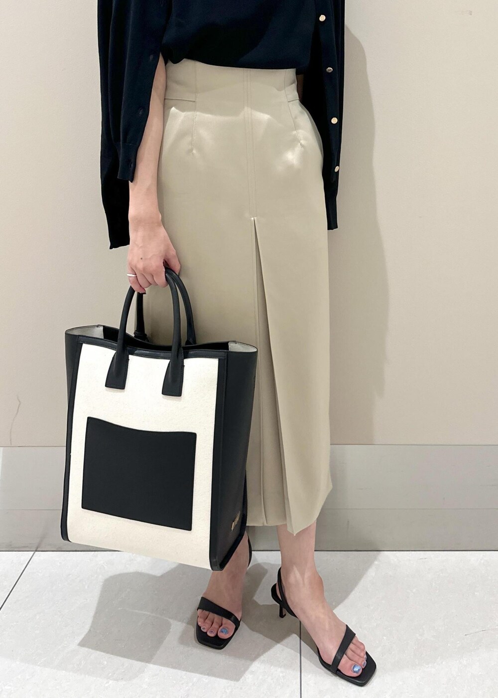 「I BAG、A4、通勤バッグ、24SS春の新作、24SS夏の新作、お出かけ、きれいめカジュアル、きれいめ、ニット、ヒール、接触冷感、洗える、ウォッシャブル、夏、ROPÉ」｜「E'PORの【E'POR】 I BAG（キャンバスコンビ縦型トートバッグ）【A4対応】（トートバッグ、ブラック系）」を使った、うつぎさん（レディース・160cm）の夏コーディネートの7枚目の写真
