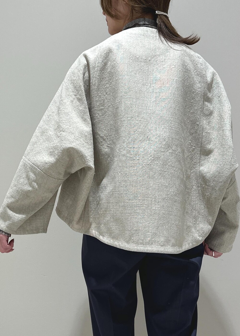 ホワイト系のパンプス、ベージュ系のブルゾン、ブラウン系のTシャツ/カットソーを着用したレディースの冬コーディネートの7枚目の写真