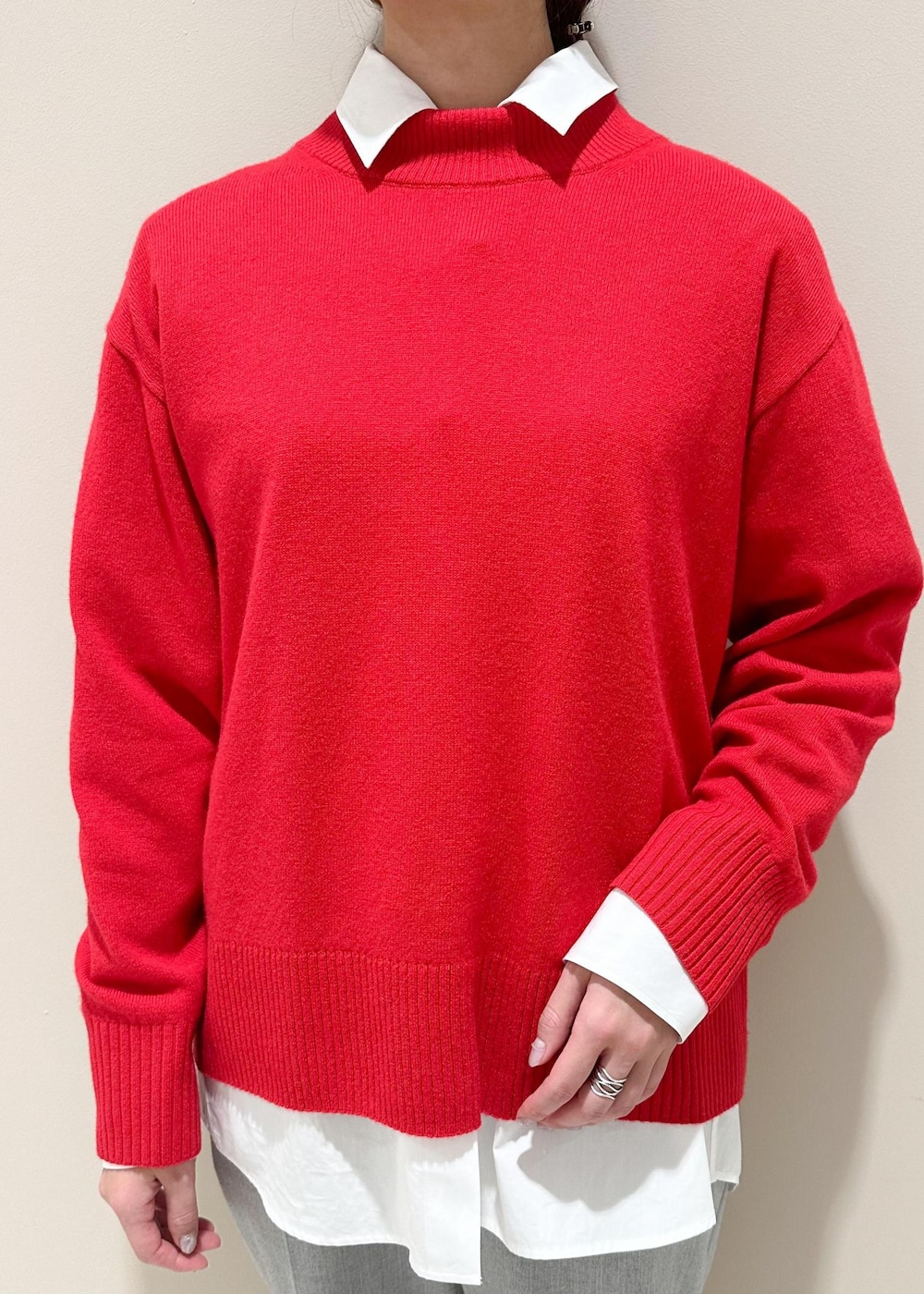 ブラック系のトートバッグ、ホワイト系のシャツ/ブラウス、レッド系のニット/セーターを着用したレディースの冬コーディネートの4枚目の写真