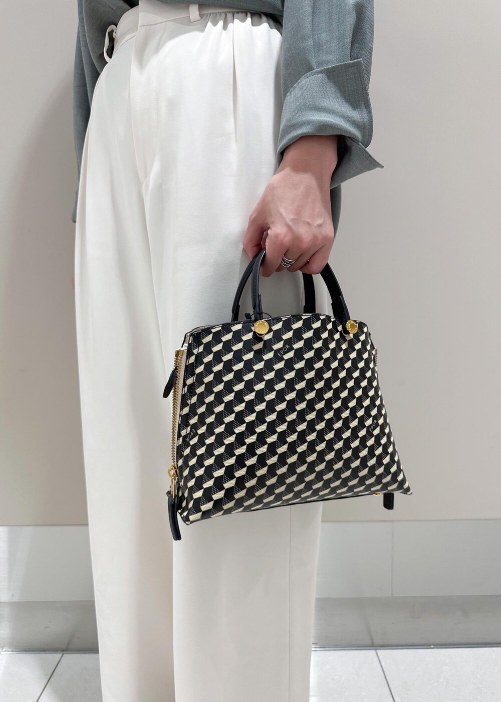 「ROPÉ、ÉPOR、Y BAG、MONOGRAM BAG、シャツ・ブラウス、パンツ、23AW秋の新作、通勤、オフィスカジュアル、お出かけ、大人カジュアル、骨格ナチュラル、イエベ」｜「E'PORの【E'POR】 Y BAG MONOGRAM （YACHT PATTERN）Mini（ショルダーバッグ、ブラック系）」を使った、うつぎさん（レディース・160cm）の秋コーディネートの9枚目の写真