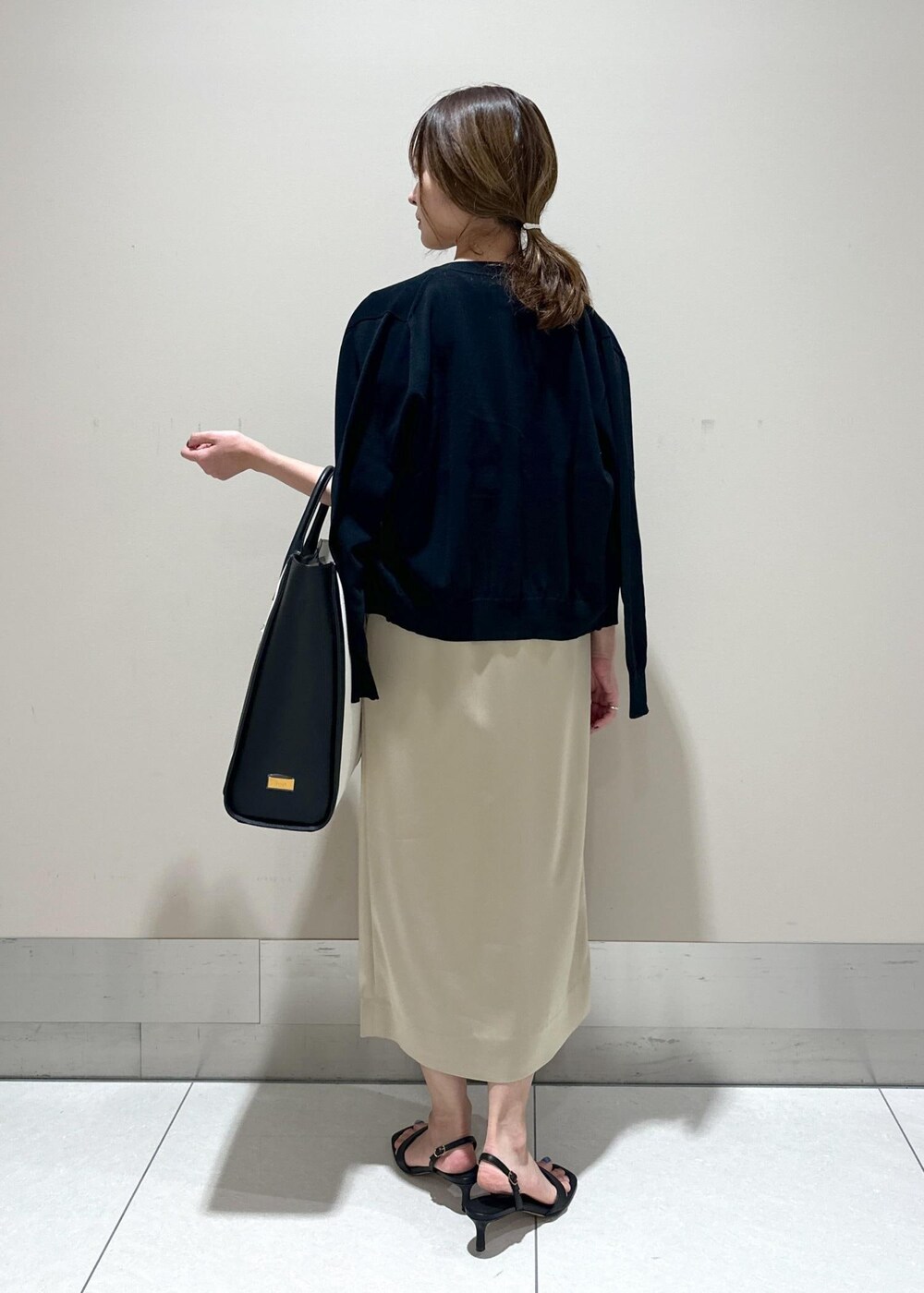 「I BAG、A4、通勤バッグ、24SS春の新作、24SS夏の新作、お出かけ、きれいめカジュアル、きれいめ、ニット、ヒール、接触冷感、洗える、ウォッシャブル、夏、ROPÉ」｜「E'PORの【E'POR】 I BAG（キャンバスコンビ縦型トートバッグ）【A4対応】（トートバッグ、ブラック系）」を使った、うつぎさん（レディース・160cm）の夏コーディネートの3枚目の写真