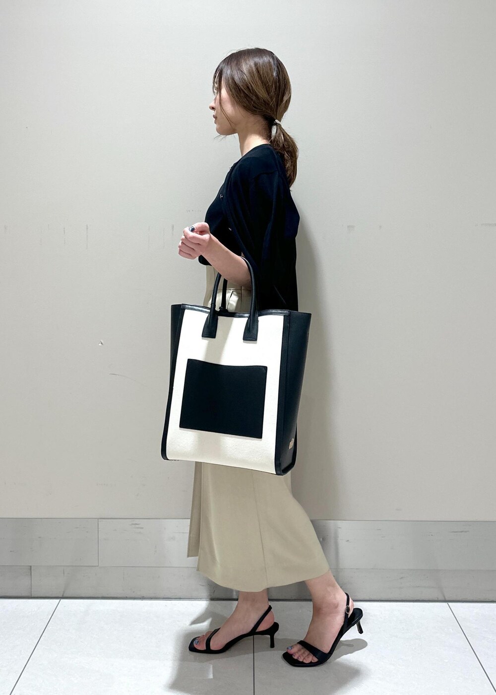 「I BAG、A4、通勤バッグ、24SS春の新作、24SS夏の新作、お出かけ、きれいめカジュアル、きれいめ、ニット、ヒール、接触冷感、洗える、ウォッシャブル、夏、ROPÉ」｜「E'PORの【E'POR】 I BAG（キャンバスコンビ縦型トートバッグ）【A4対応】（トートバッグ、ブラック系）」を使った、うつぎさん（レディース・160cm）の夏コーディネートの2枚目の写真