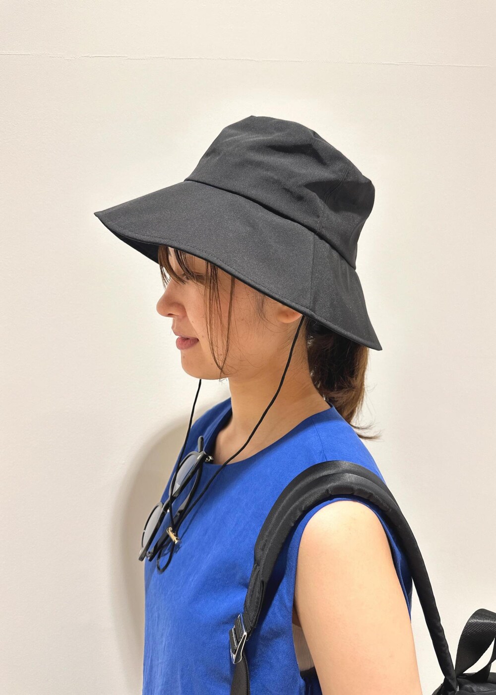 「バケットハット、ROPÉ、PacSac、リュック、お出かけ、きれいめカジュアル、大人カジュアル、カジュアル、ワンピース、サンダル、洗える、ウォッシャブル、夏」｜「ROPE'のボスリントン型 UVカットサングラス【メディア掲載】（サングラス、ブラック系）」を使った、うつぎさん（レディース・160cm）の夏コーディネートの7枚目の写真