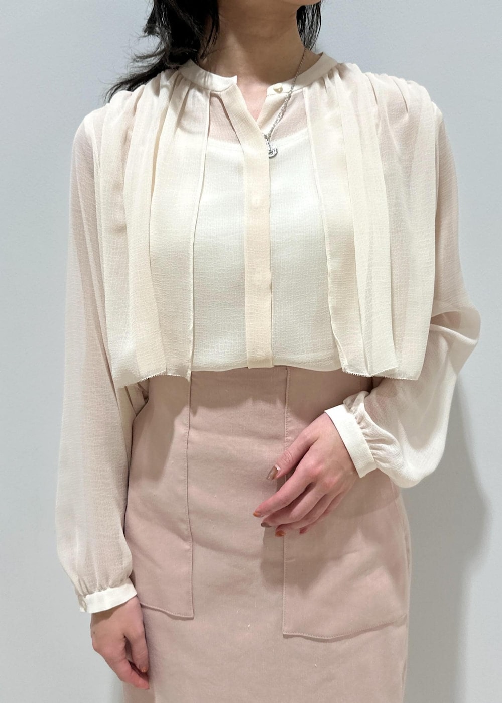 ブルー系のトートバッグ、ベージュ系のパンプス、ホワイト系のシャツ/ブラウスを着用したレディースの春コーディネートの5枚目の写真