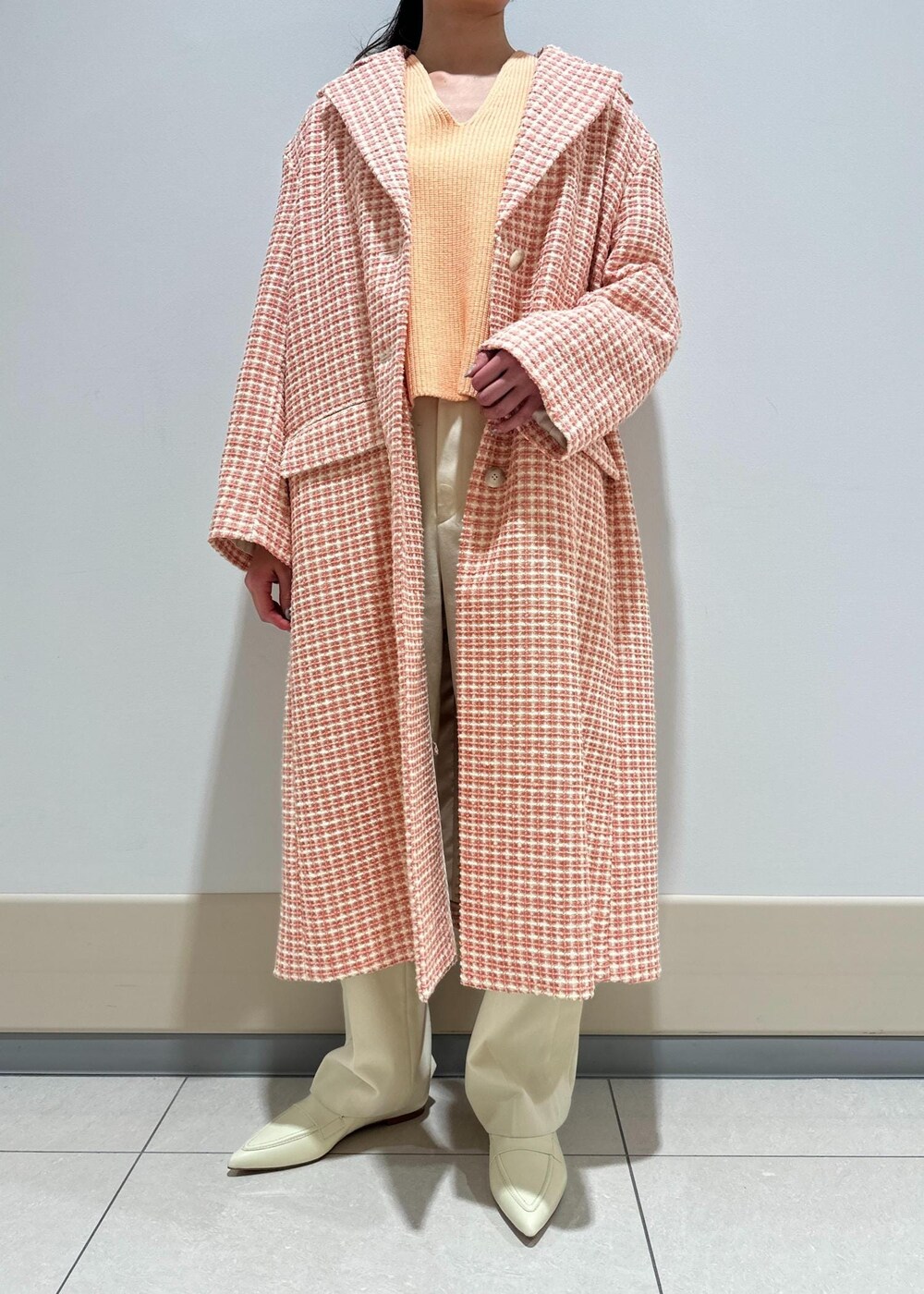 「ニット、パンツ、ROPÉ、24SS春の新作、きれいめカジュアル、お出かけ、大人カジュアル、カジュアル、春アウター、ローファー、春」｜「ROPE'のAnna Canvas Bag （アンナ キャンバス バッグ）【ポーチ付き】（ハンドバッグ、ホワイト系）」を使った、うつぎさん（レディース・160cm）の冬コーディネートの4枚目の写真