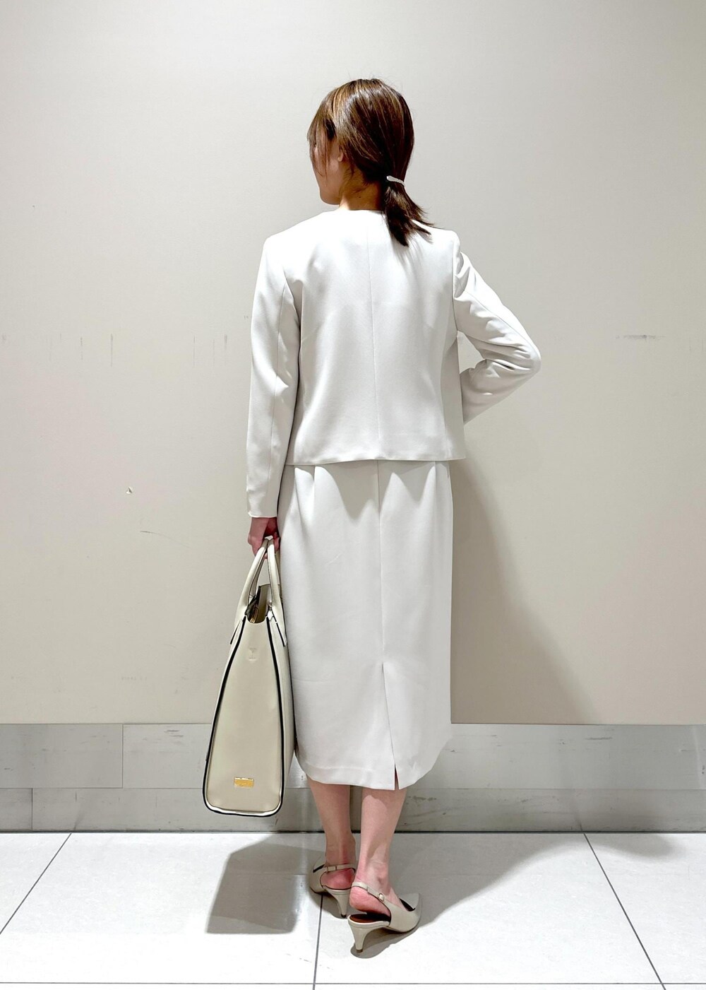 「ワンピース、パンプス、ROPÉ、ÉPOR、I BAG、A4、通勤バッグ、24SS春の新作、セレモニー、入卒園、通勤、オケージョン、スーツ、セットアップ、ジャケット」｜「E'PORの【E'POR】 I BAG（キャンバスコンビ縦型トートバッグ）【A4対応】（トートバッグ、ベージュ系）」を使った、うつぎさん（レディース・160cm）の冬コーディネートの3枚目の写真