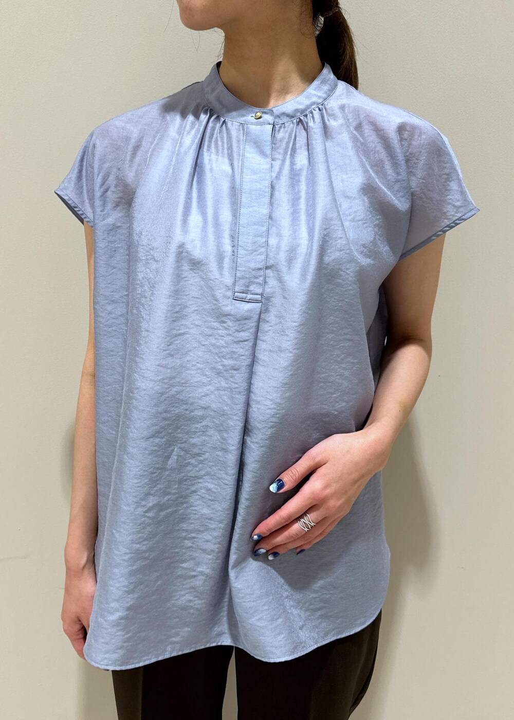 グレー系のトートバッグ、ブラック系のパンプス、ブラウン系のその他パンツを着用したレディースの夏コーディネートの5枚目の写真