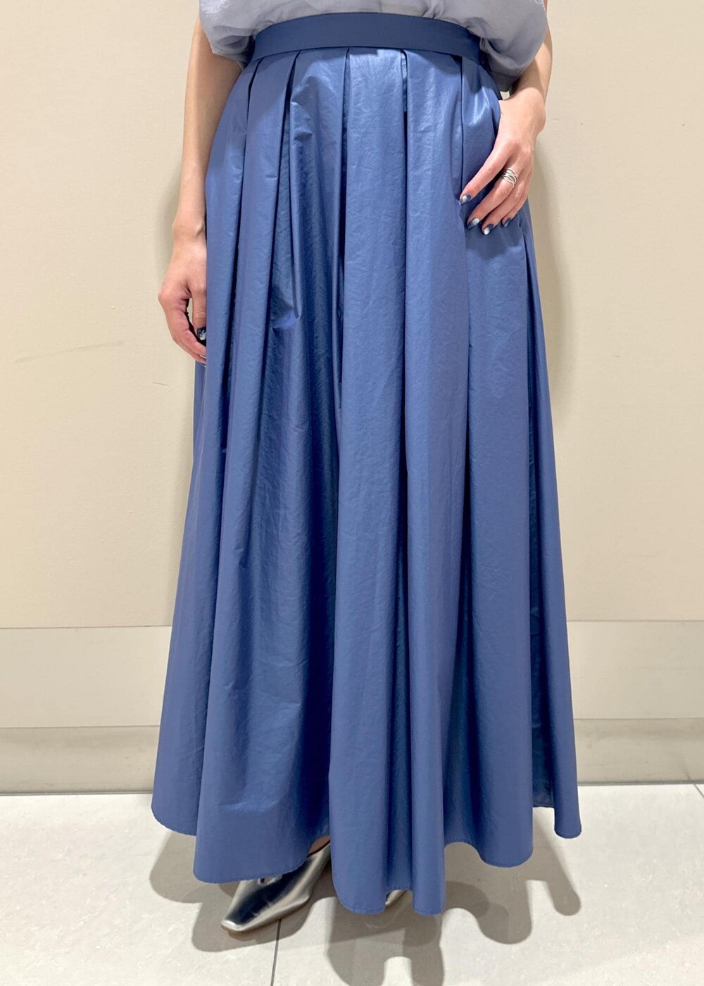 ホワイト系のハンドバッグ、シルバー系のパンプス、ブルー系のシャツ/ブラウスを着用したレディースの夏コーディネートの6枚目の写真