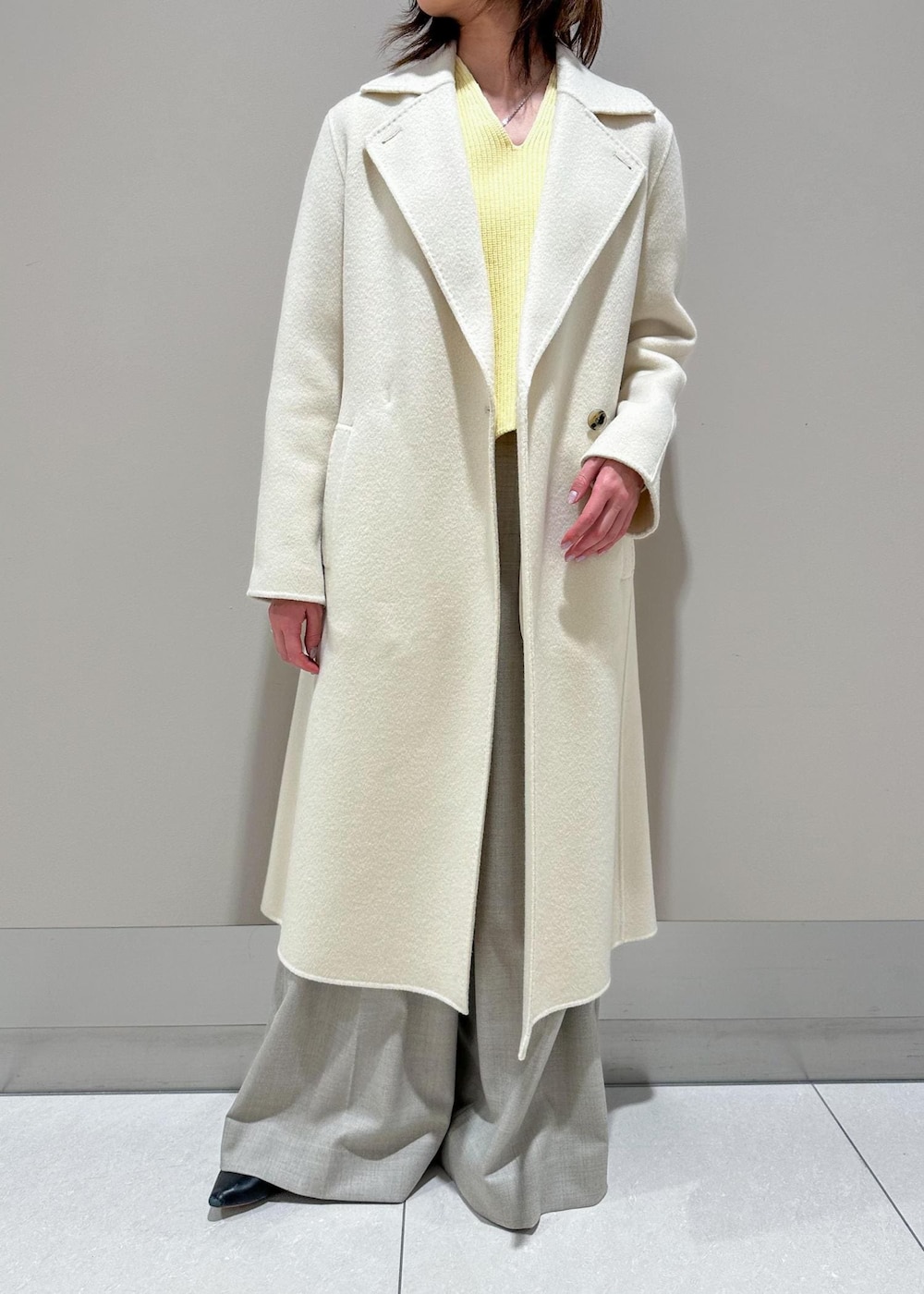 「Winter Coat 2023、リュック、ニット、パンツ、ROPÉ、ÉPOR、通勤バッグ、冬コート、通勤、オフィスカジュアル、きれいめカジュアル、大人カジュアル、冬、23AW冬の新作、24SS春の新作」｜「ROPE'の【高評価】【SUPER100's/140's】シャルムリバー2WAYロングコート（チェスターコート、ホワイト系）」を使った、うつぎさん（レディース・160cm）の冬コーディネートの4枚目の写真