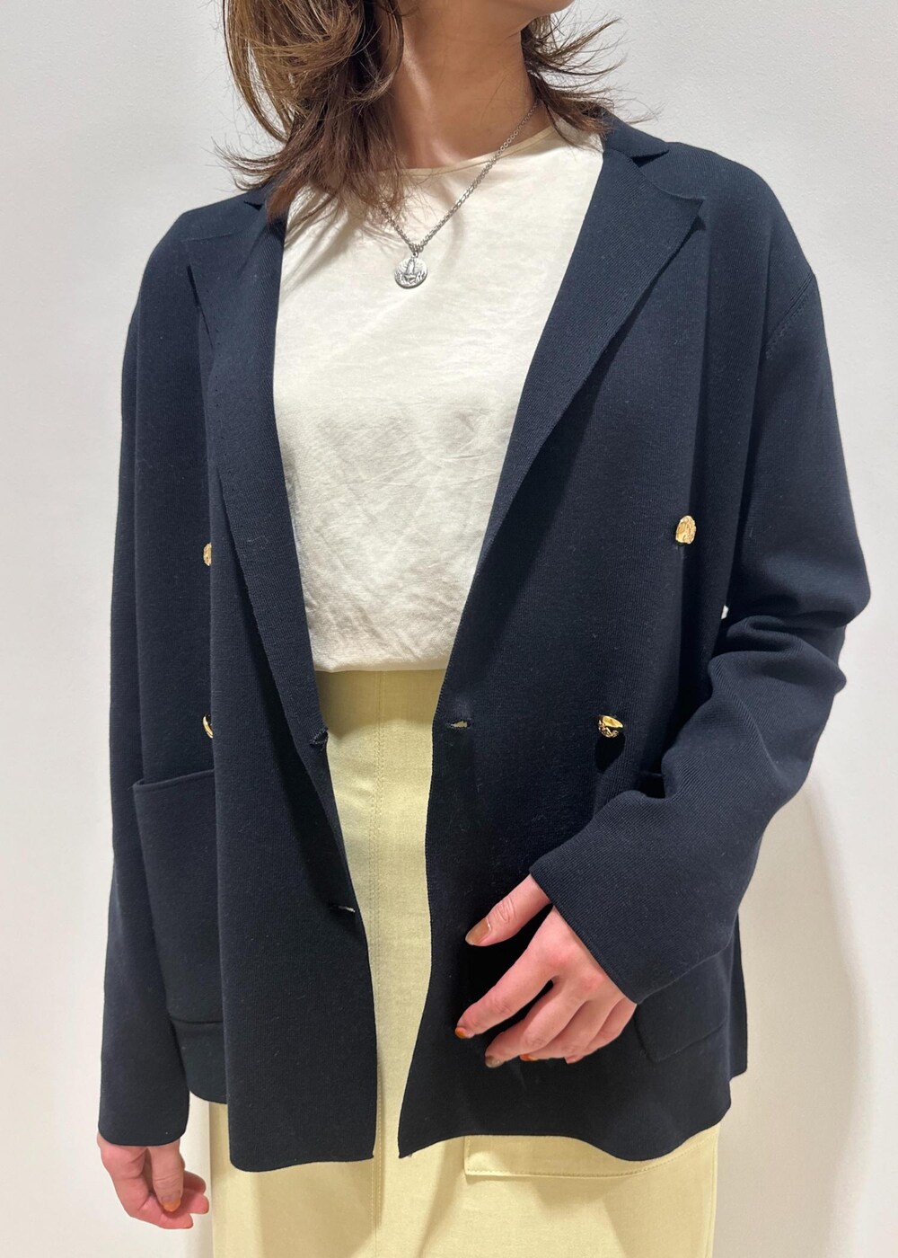 ブラック系のパンプス、ベージュ系のスカート、ピンク系のTシャツ/カットソーを着用したレディースの春コーディネートの5枚目の写真