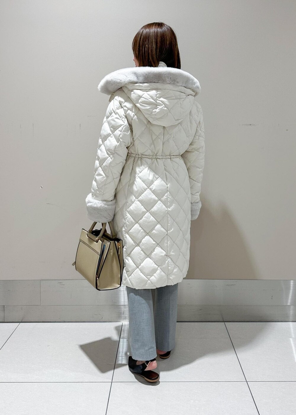 「Winter Coat 2023、ROPÉ、ÉPOR、W BAG、シャツ・ブラウス、カットソー、冬コート、ダウン、パンツ、オフィスカジュアル、きれいめカジュアル、お出かけ、秋、冬、23AW冬の新作」｜「E'PORの【E'POR】W BAG Medium（ハンドバッグ、ベージュ系）」を使った、うつぎさん（レディース・160cm）の冬コーディネートの3枚目の写真