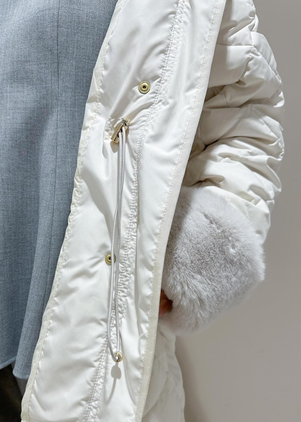 「Winter Coat 2023、ROPÉ、ÉPOR、W BAG、シャツ・ブラウス、カットソー、冬コート、ダウン、パンツ、オフィスカジュアル、きれいめカジュアル、お出かけ、秋、冬、23AW冬の新作」｜「E'PORの【E'POR】W BAG Medium（ハンドバッグ、ベージュ系）」を使った、うつぎさん（レディース・160cm）の冬コーディネートの8枚目の写真