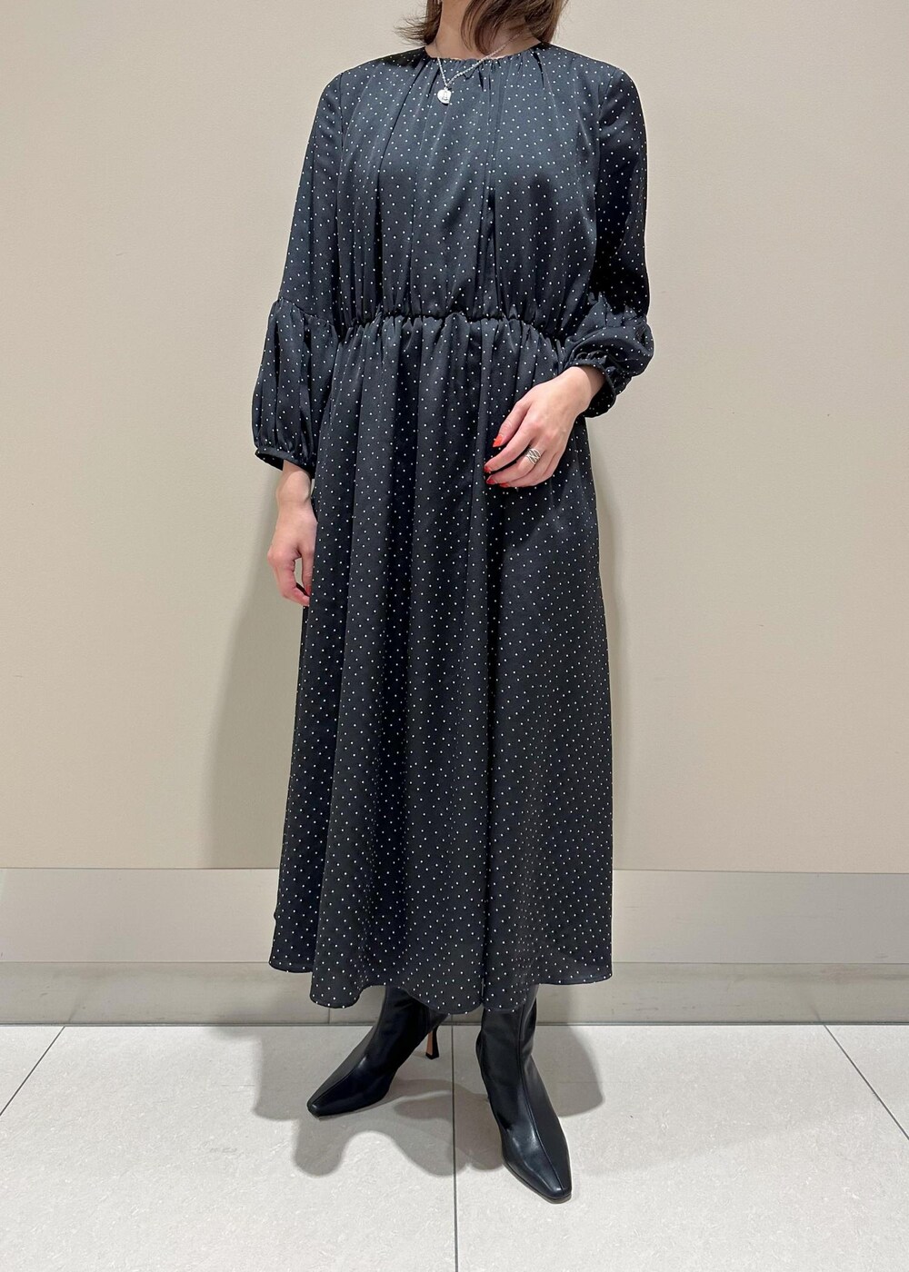 「SNaPMeAward23w、三尋木さんコラボ_winter、ROPÉ、ÉPOR、Y BAG、ワンピース、ブーツ、きれいめカジュアル、お出かけ、大人カジュアル、秋、冬、23AW秋の新作、23AW冬の新作、体型カバー」｜「E'PORの【新色追加】【E'POR】 Y BAG Mini（サイドジップミニショルダーバッグ）【雑誌掲載】（ハンドバッグ、ブルー系）」を使った、うつぎさん（レディース・160cm）の冬コーディネートの4枚目の写真