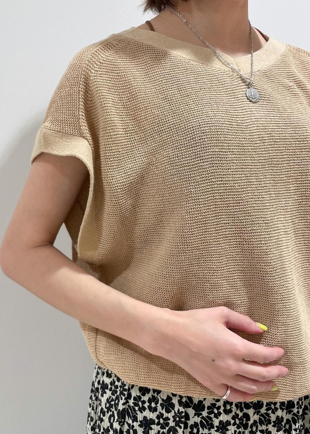 ブラック系のハンドバッグ、ベージュ系のTシャツ/カットソー、ブラック系のスカートを着用したレディースの夏コーディネートの4枚目の写真