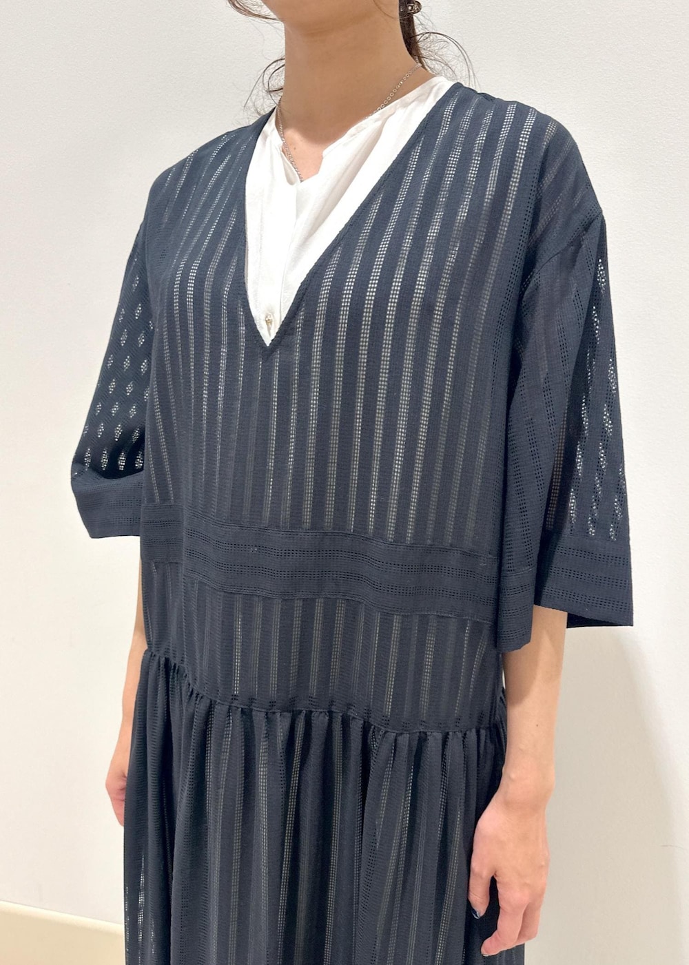 ホワイト系のハンドバッグ、ブラック系のサンダル、ブルー系のワンピースを着用したレディースの夏コーディネートの5枚目の写真