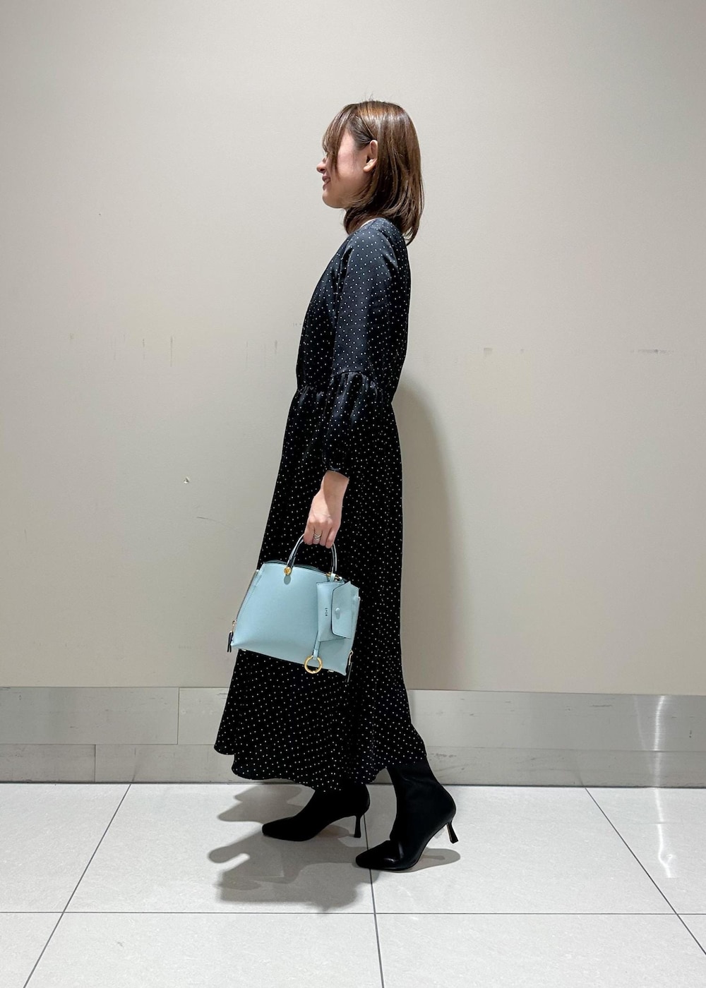 「SNaPMeAward23w、三尋木さんコラボ_winter、ROPÉ、ÉPOR、Y BAG、ワンピース、ブーツ、きれいめカジュアル、お出かけ、大人カジュアル、秋、冬、23AW秋の新作、23AW冬の新作、体型カバー」｜「E'PORの【新色追加】【E'POR】 Y BAG Mini（サイドジップミニショルダーバッグ）【雑誌掲載】（ハンドバッグ、ブルー系）」を使った、うつぎさん（レディース・160cm）の冬コーディネートの2枚目の写真