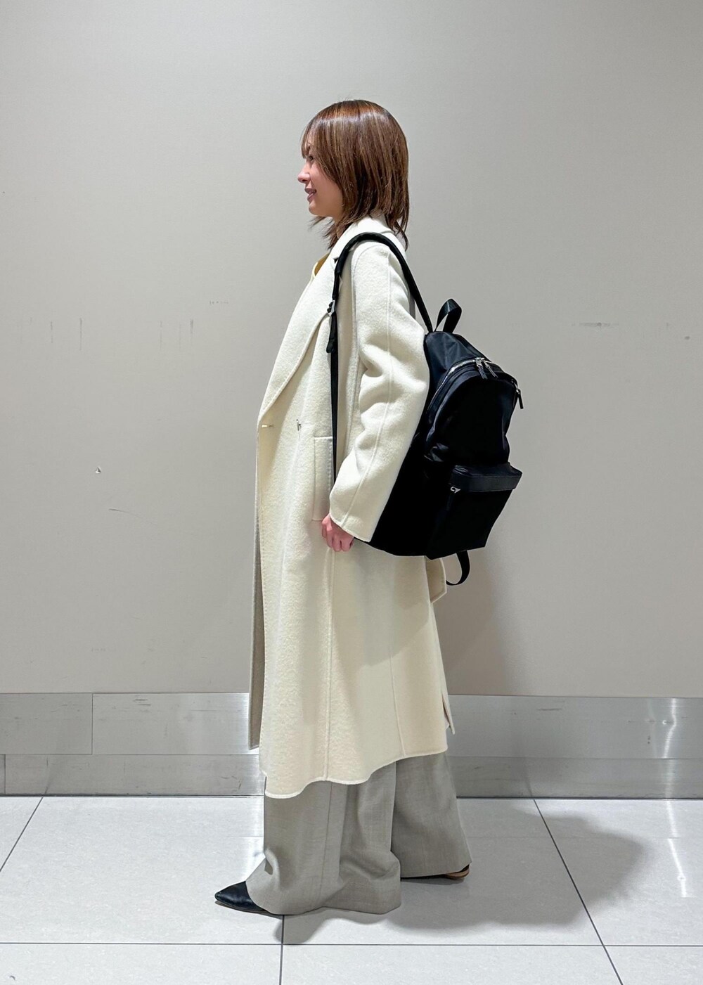 「Winter Coat 2023、リュック、ニット、パンツ、ROPÉ、ÉPOR、通勤バッグ、冬コート、通勤、オフィスカジュアル、きれいめカジュアル、大人カジュアル、冬、23AW冬の新作、24SS春の新作」｜「ROPE'の【高評価】【SUPER100's/140's】シャルムリバー2WAYロングコート（チェスターコート、ホワイト系）」を使った、うつぎさん（レディース・160cm）の冬コーディネートの2枚目の写真