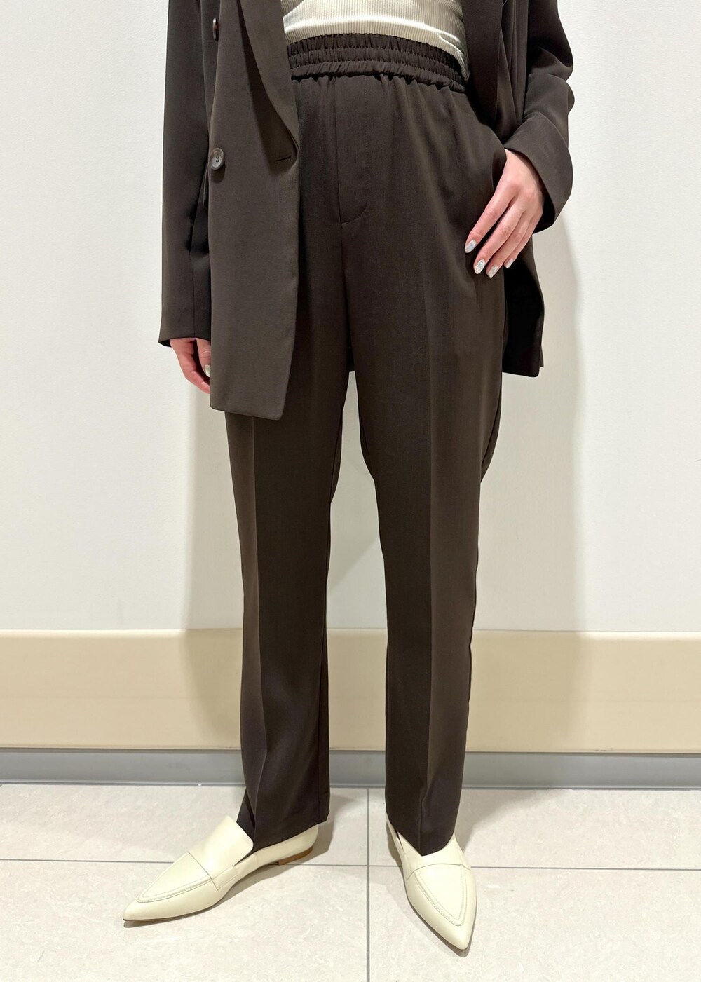 ベージュ系のトートバッグ、ホワイト系のパンプス、ブラウン系のその他パンツを着用したレディースの春コーディネートの7枚目の写真