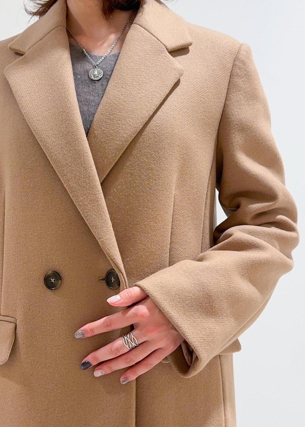 ブラック系のトートバッグ、イエロー系のチェスターコート、ブラウン系のニット/セーターを着用したレディースの秋コーディネートの8枚目の写真