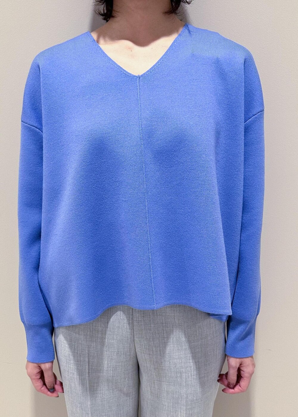 ブラック系のトートバッグ、ブルー系のニット/セーター、グレー系のその他パンツを着用したレディースの秋コーディネートの6枚目の写真