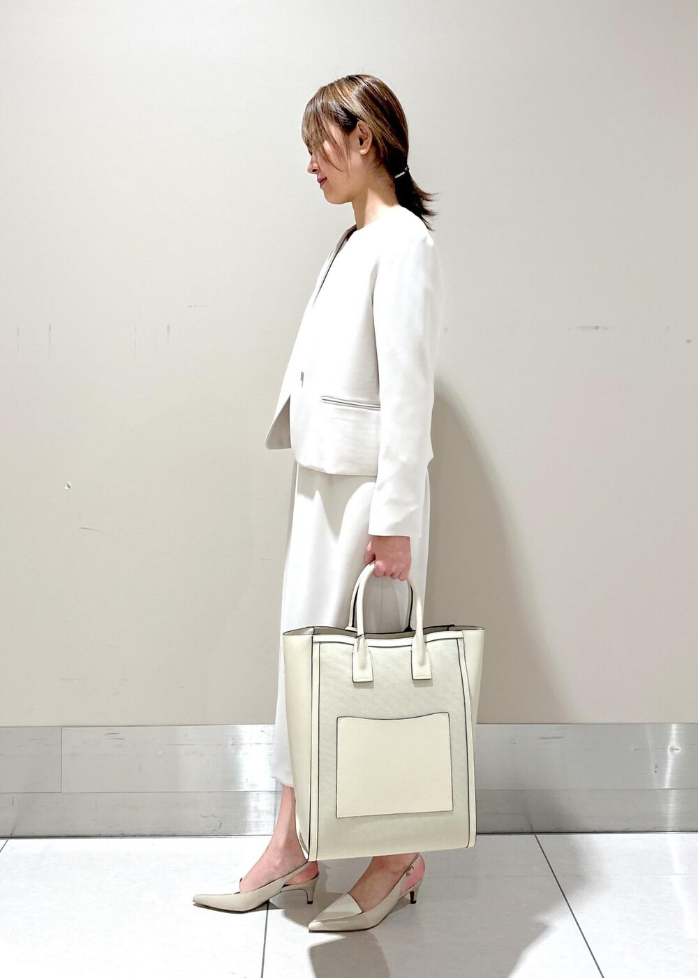 「ワンピース、パンプス、ROPÉ、ÉPOR、I BAG、A4、通勤バッグ、24SS春の新作、セレモニー、入卒園、通勤、オケージョン、スーツ、セットアップ、ジャケット」｜「E'PORの【E'POR】 I BAG（キャンバスコンビ縦型トートバッグ）【A4対応】（トートバッグ、ベージュ系）」を使った、うつぎさん（レディース・160cm）の冬コーディネートの2枚目の写真