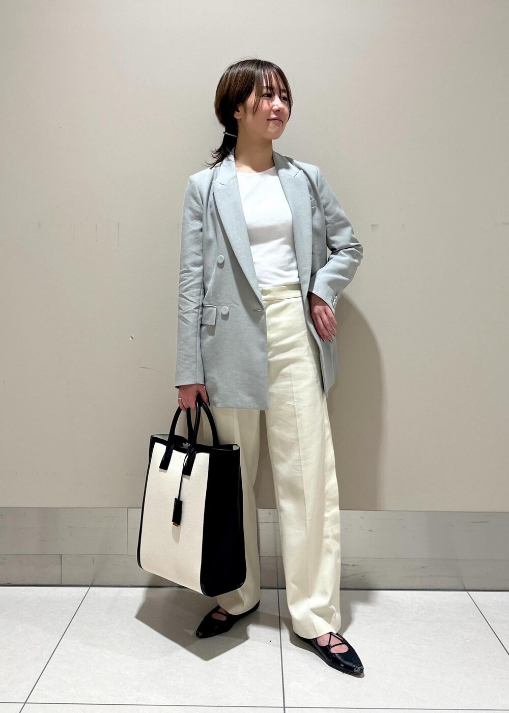 「ジャケット、パンツ、ROPÉ、I BAG、通勤バッグ、24SS春の新作、オフィスカジュアル、きれいめカジュアル、カットソー、体型カバー、春」｜「E'PORの【E'POR】 I BAG（キャンバスコンビ縦型トートバッグ）【A4対応】（トートバッグ、ブラック系）」を使った、うつぎさん（レディース・160cm）の冬コーディネートの9枚目の写真