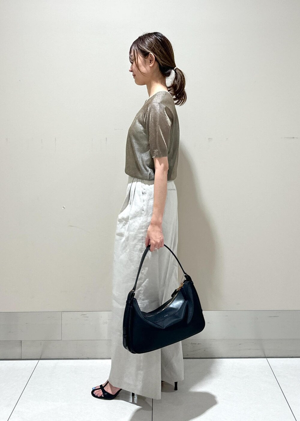 「C BAG、ROPÉ、ÉPOR、24SS夏の新作、通勤、オフィスカジュアル、きれいめカジュアル、きれいめ、ニット、パンツ、ワイドパンツ、サンダル、ヒール、洗える、夏」｜「ROPE'の【雑誌掲載】Ariel Sandal（アリエル サンダル）（サンダル、ブラック系）」を使った、うつぎさん（レディース・160cm）の夏コーディネートの2枚目の写真