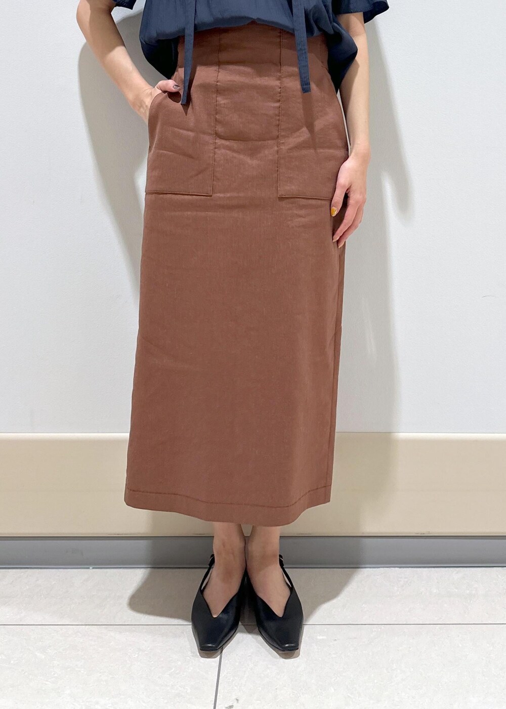 「ROPÉ、I BAG、A4、通勤バッグ、24SS春の新作、ブラウス、スカート、パンプス、フラットシューズ、洗える、ウォッシャブル、春、夏」｜「E'PORの【E'POR】 I BAG（キャンバスコンビ縦型トートバッグ）【A4対応】（トートバッグ、ブラック系）」を使った、うつぎさん（レディース・160cm）の春コーディネートの7枚目の写真