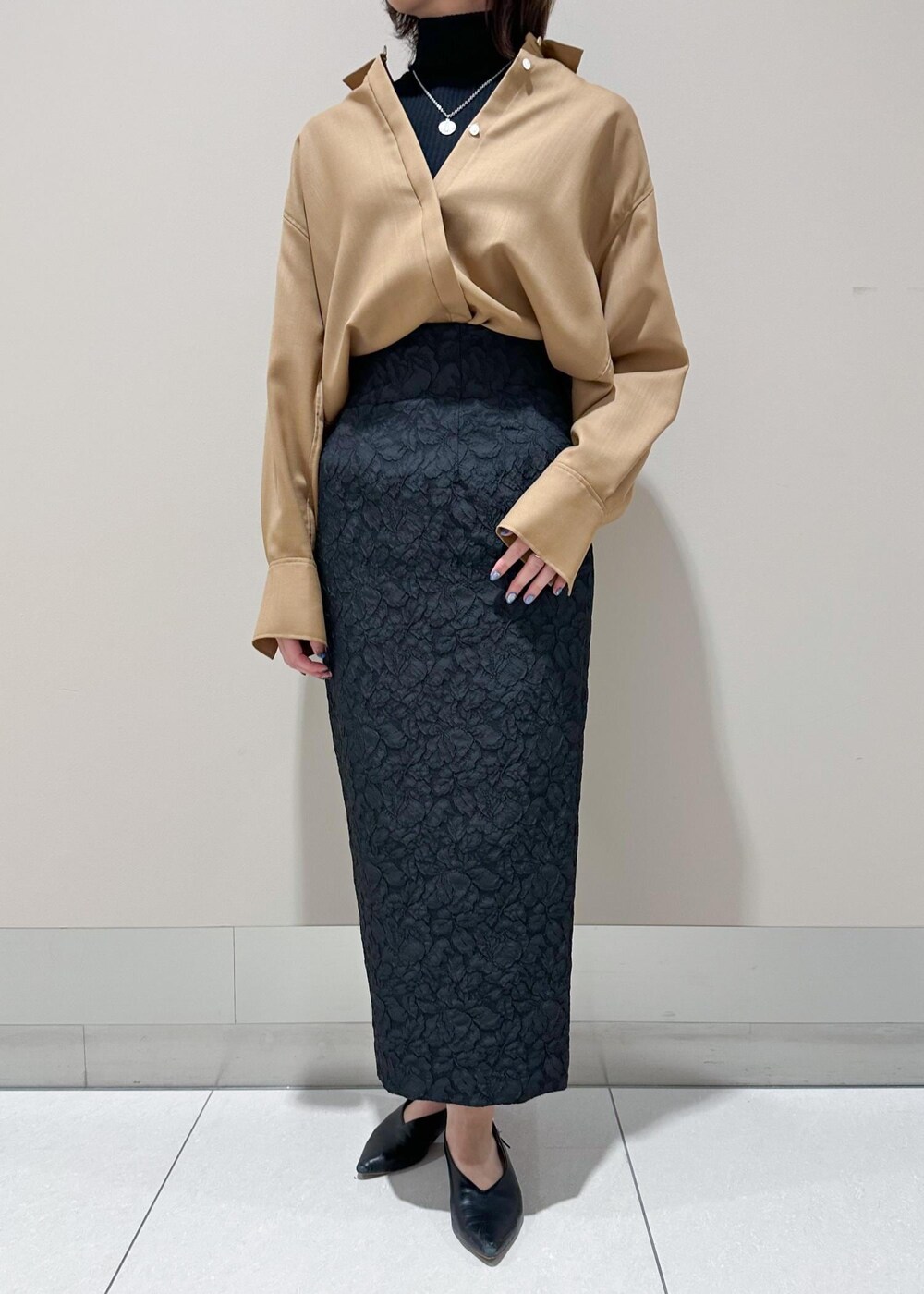 ブラック系のトートバッグ、ベージュ系のシャツ/ブラウス、ブラック系のニット/セーターを着用したレディースの秋コーディネートの4枚目の写真