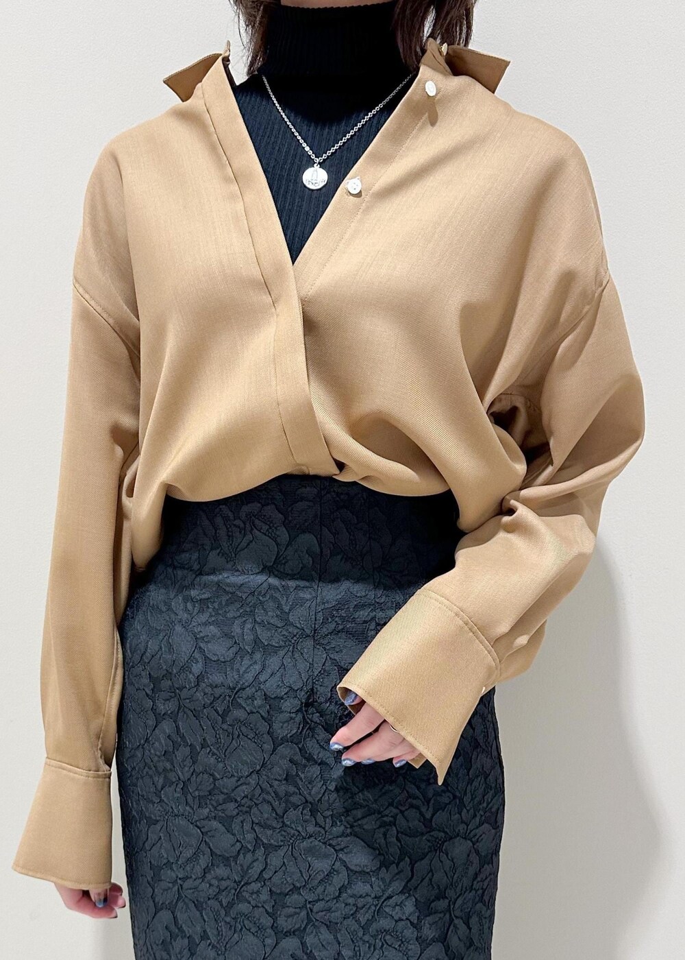 ブラック系のトートバッグ、ベージュ系のシャツ/ブラウス、ブラック系のニット/セーターを着用したレディースの秋コーディネートの5枚目の写真