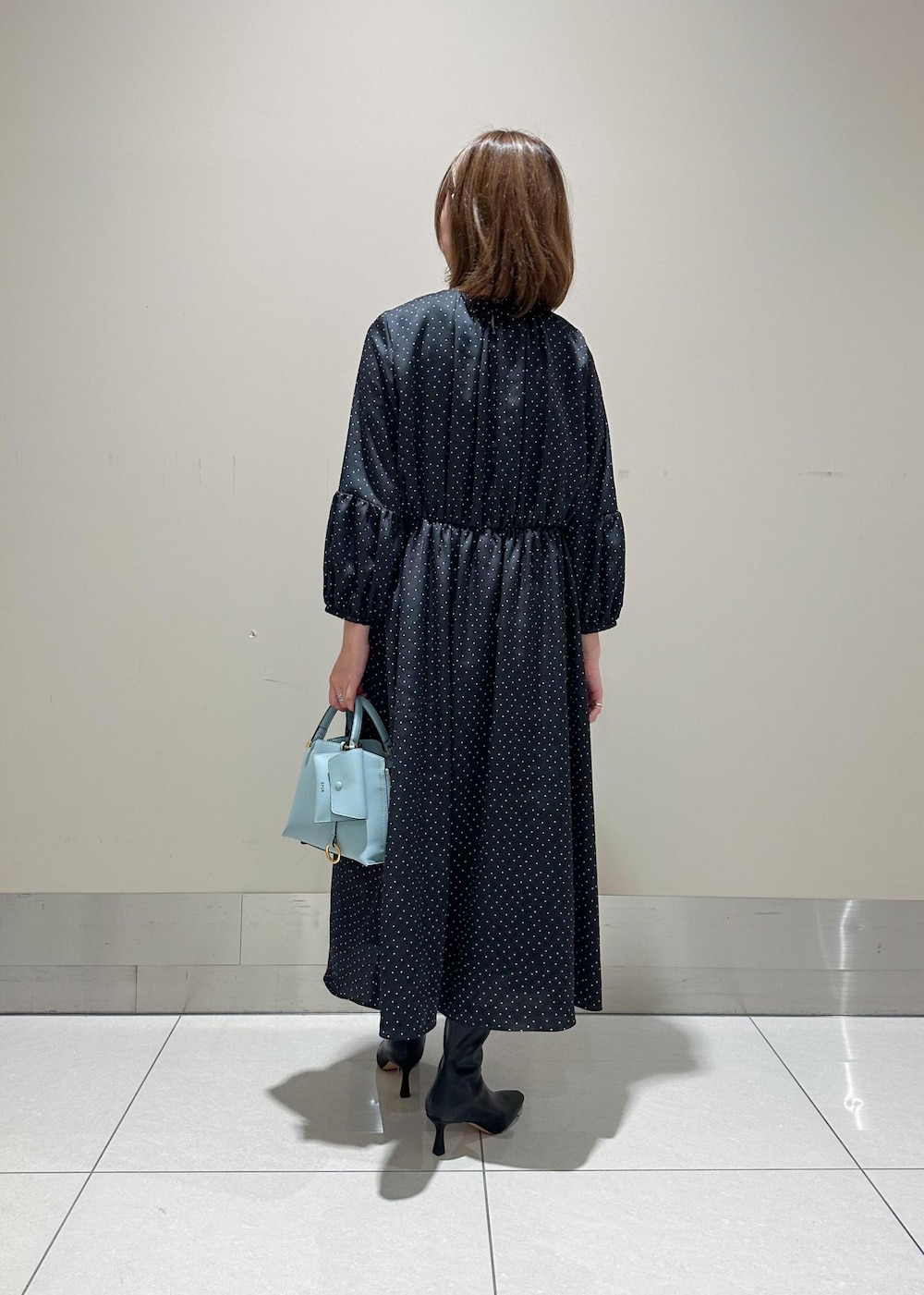 「SNaPMeAward23w、三尋木さんコラボ_winter、ROPÉ、ÉPOR、Y BAG、ワンピース、ブーツ、きれいめカジュアル、お出かけ、大人カジュアル、秋、冬、23AW秋の新作、23AW冬の新作、体型カバー」｜「E'PORの【新色追加】【E'POR】 Y BAG Mini（サイドジップミニショルダーバッグ）【雑誌掲載】（ハンドバッグ、ブルー系）」を使った、うつぎさん（レディース・160cm）の冬コーディネートの3枚目の写真