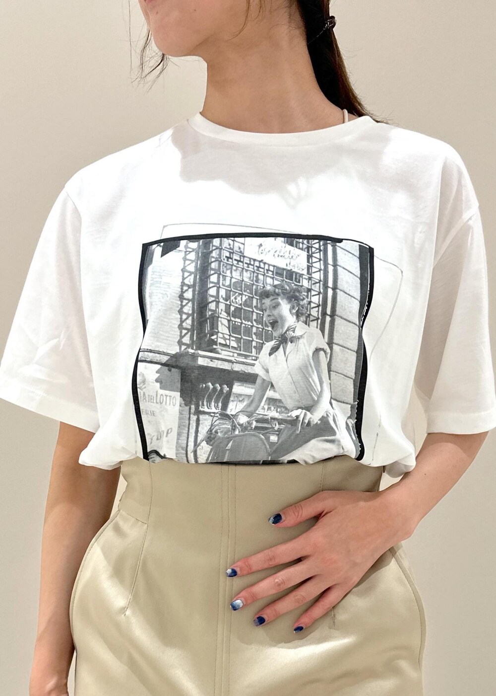 ブラック系のハンドバッグ、ブラック系のサンダル、ベージュ系のスカートを着用したレディースの夏コーディネートの5枚目の写真