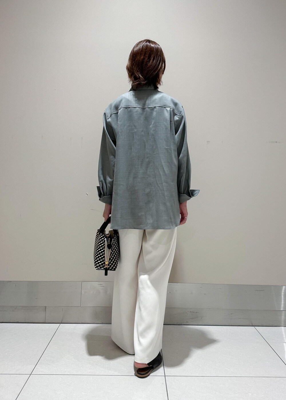 「ROPÉ、ÉPOR、Y BAG、MONOGRAM BAG、シャツ・ブラウス、パンツ、23AW秋の新作、通勤、オフィスカジュアル、お出かけ、大人カジュアル、骨格ナチュラル、イエベ」｜「E'PORの【E'POR】 Y BAG MONOGRAM （YACHT PATTERN）Mini（ショルダーバッグ、ブラック系）」を使った、うつぎさん（レディース・160cm）の秋コーディネートの3枚目の写真