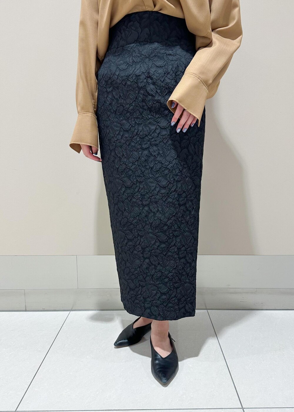 ブラック系のトートバッグ、ベージュ系のシャツ/ブラウス、ブラック系のニット/セーターを着用したレディースの秋コーディネートの7枚目の写真