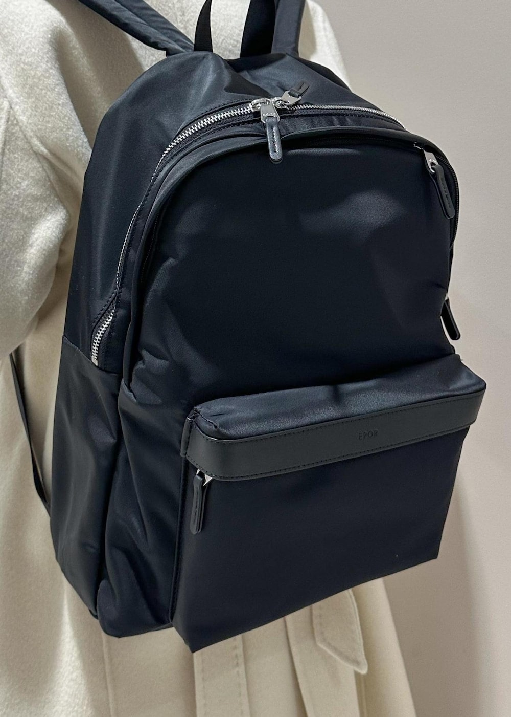 「Winter Coat 2023、リュック、ニット、パンツ、ROPÉ、ÉPOR、通勤バッグ、冬コート、通勤、オフィスカジュアル、きれいめカジュアル、大人カジュアル、冬、23AW冬の新作、24SS春の新作」｜「ROPE'の【高評価】【SUPER100's/140's】シャルムリバー2WAYロングコート（チェスターコート、ホワイト系）」を使った、うつぎさん（レディース・160cm）の冬コーディネートの8枚目の写真