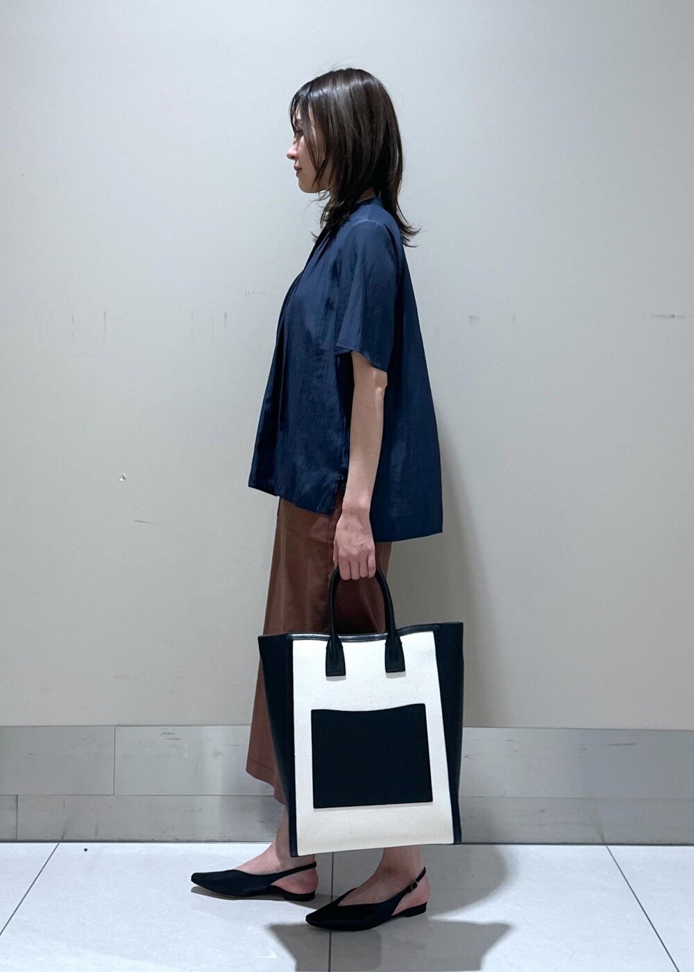 「ROPÉ、I BAG、A4、通勤バッグ、24SS春の新作、ブラウス、スカート、パンプス、フラットシューズ、洗える、ウォッシャブル、春、夏」｜「E'PORの【E'POR】 I BAG（キャンバスコンビ縦型トートバッグ）【A4対応】（トートバッグ、ブラック系）」を使った、うつぎさん（レディース・160cm）の春コーディネートの2枚目の写真