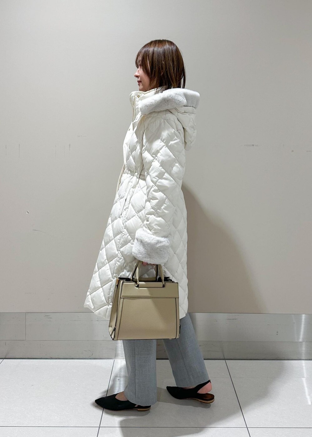 「Winter Coat 2023、ROPÉ、ÉPOR、W BAG、シャツ・ブラウス、カットソー、冬コート、ダウン、パンツ、オフィスカジュアル、きれいめカジュアル、お出かけ、秋、冬、23AW冬の新作」｜「E'PORの【E'POR】W BAG Medium（ハンドバッグ、ベージュ系）」を使った、うつぎさん（レディース・160cm）の冬コーディネートの2枚目の写真
