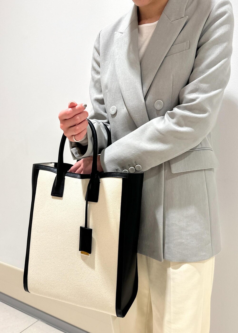 「ジャケット、パンツ、ROPÉ、I BAG、通勤バッグ、24SS春の新作、オフィスカジュアル、きれいめカジュアル、カットソー、体型カバー、春」｜「E'PORの【E'POR】 I BAG（キャンバスコンビ縦型トートバッグ）【A4対応】（トートバッグ、ブラック系）」を使った、うつぎさん（レディース・160cm）の冬コーディネートの7枚目の写真