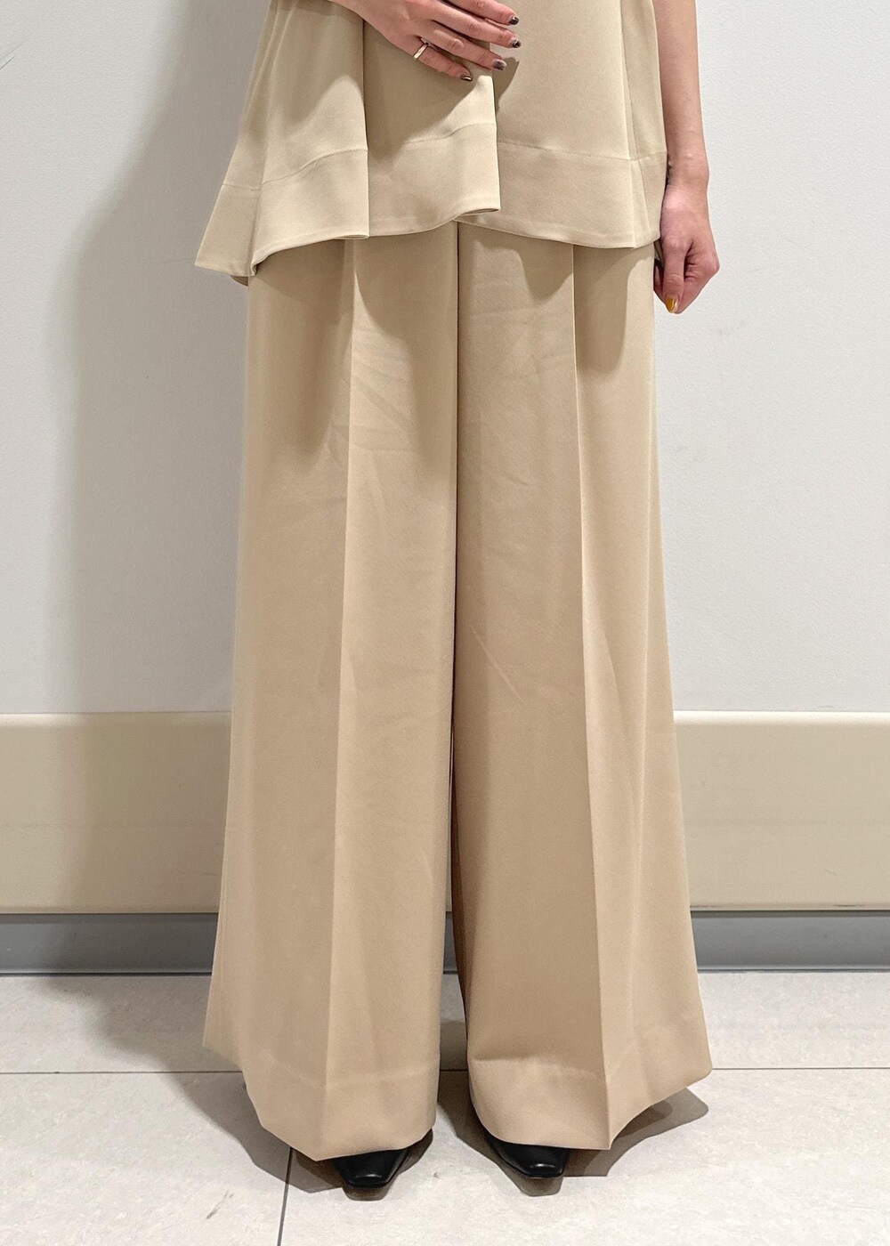 ブルー系のテーラードジャケット、ブラック系のパンプス、ブラック系のトートバッグを着用したレディースの春コーディネートの8枚目の写真