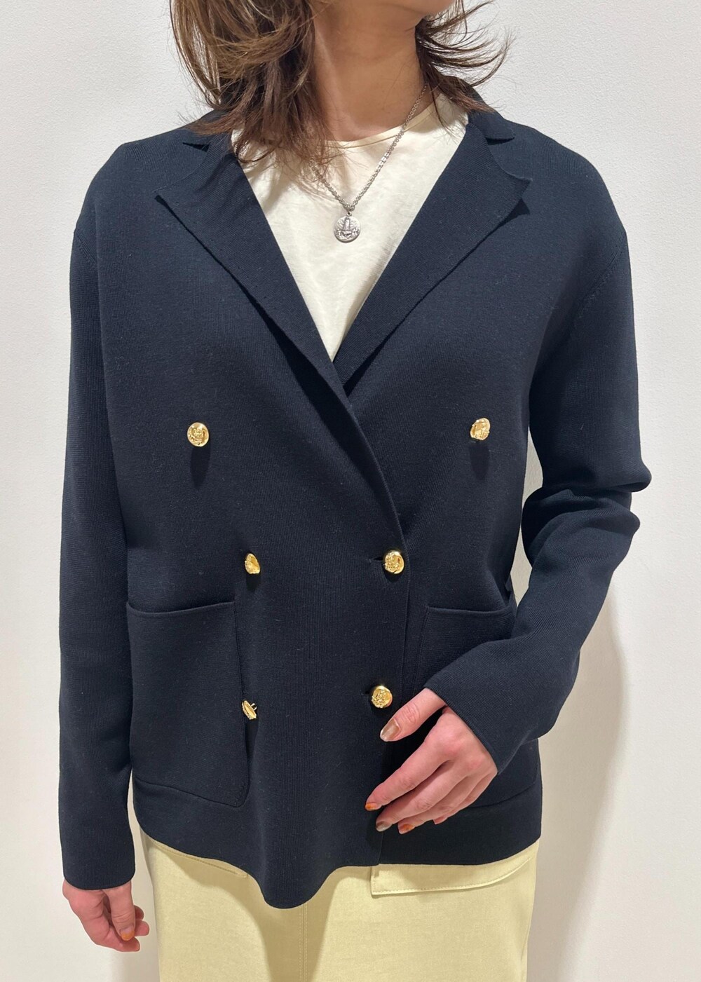 ブラック系のパンプス、ベージュ系のスカート、ピンク系のTシャツ/カットソーを着用したレディースの春コーディネートの7枚目の写真