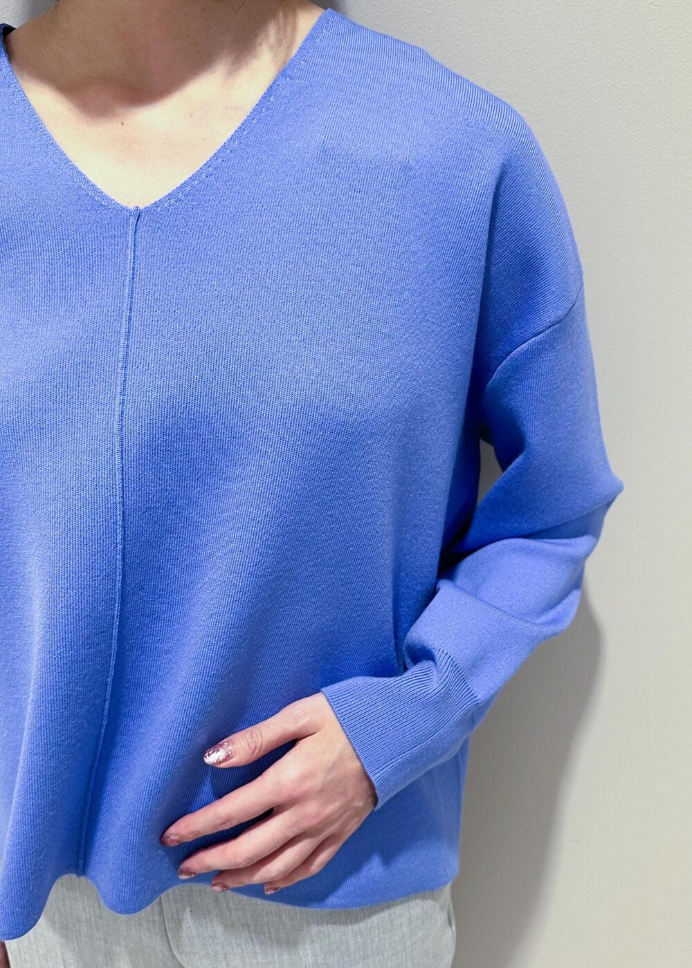 ブラック系のトートバッグ、ブルー系のニット/セーター、グレー系のその他パンツを着用したレディースの秋コーディネートの7枚目の写真