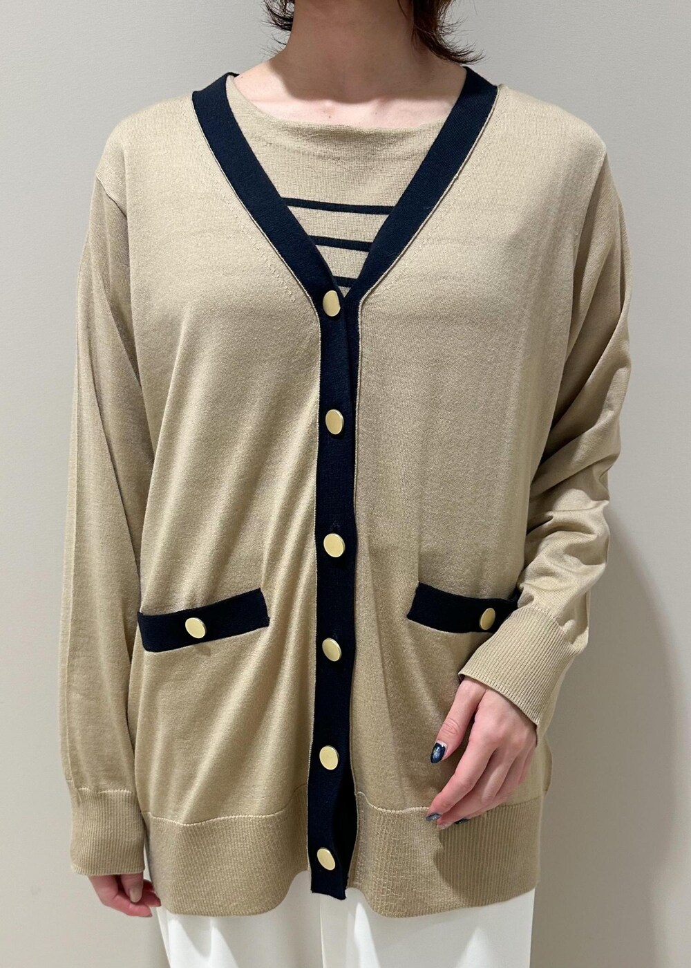 ブラック系のトートバッグ、ホワイト系のその他パンツ、ベージュ系のカーディガン/ボレロを着用したレディースの秋コーディネートの5枚目の写真